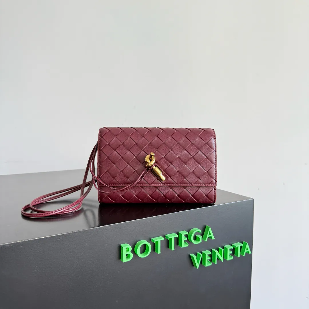 Batch 1560 Bottega Veneta 2025 early autumn series Andiamo handbag, a really good bag, mini crossbody bag, classic woven leather clutch, metallic button and rope closure, simple but not simple, elegant texture, elegant weaving attitude. Style No.: 836940 Color: Barro Red Size: 19*12.6*2cm